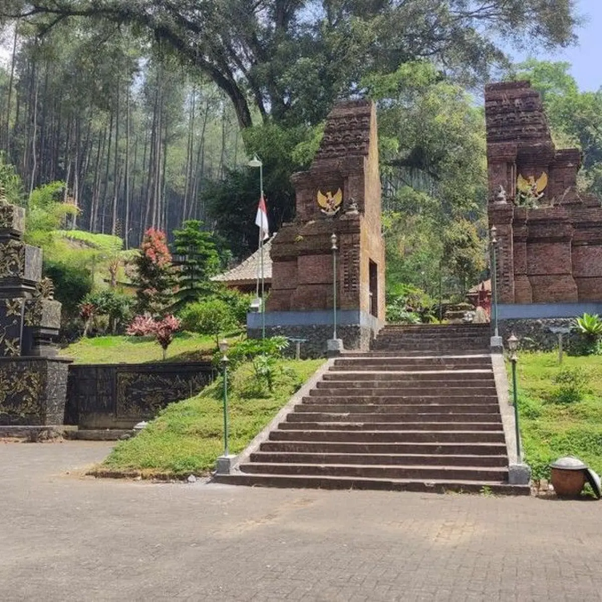 Menguak Tabir Misteri Gunung Kawi: Pesulap Merah Turun Tangan Meluruskan Isu Pesugihan di Malang