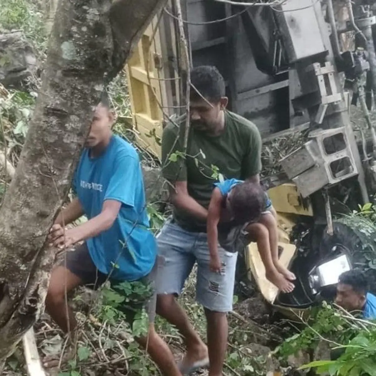 Tragedi Maut di Jalur Tengkorak NTT: Dump Truk Terbalik, Dua Orang Tewas di Lokasi