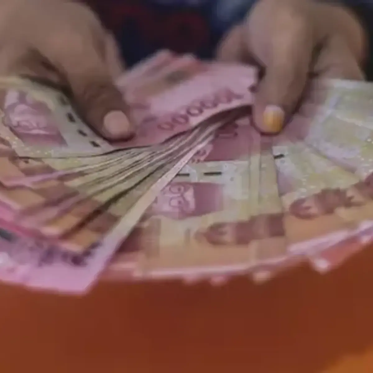 Sentimen Pasar Global Tekan Rupiah, Kurs Akhir Pekan Jumat Terpukul Dolar AS