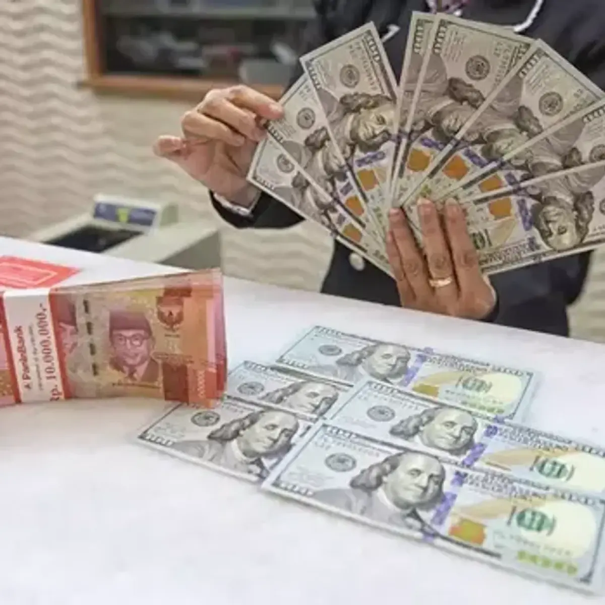 Rupiah Tertekan Jelang Akhir Pekan, Investor Cermati Tekanan Jual di Pasar Domestik