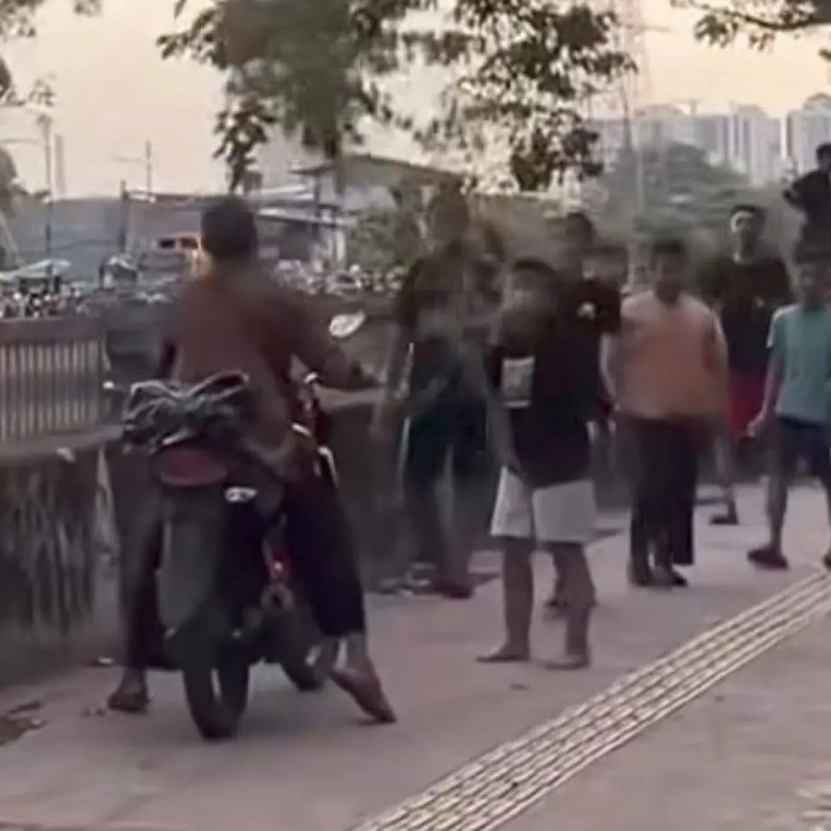 Aksi Polos Anak-Anak Jakarta Barat Mengajak Pengendara Motor Tertib di Trotoar Daan Mogot