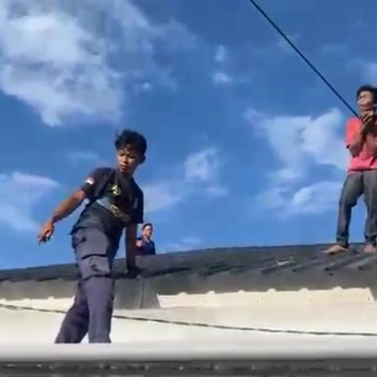 Aksi Pemuda di Puncak Genteng Parepare Berakhir Damai, Damkar Turun Tangan Evakuasi