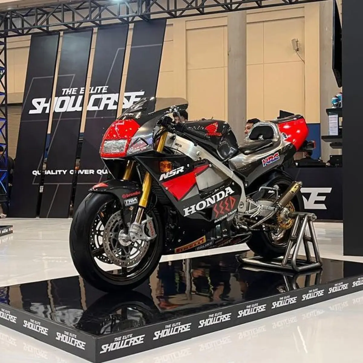 Mengintip Detail Restomod Honda NSR250 MC28 Juara Pameran dengan Sentuhan Serat Karbon Premium