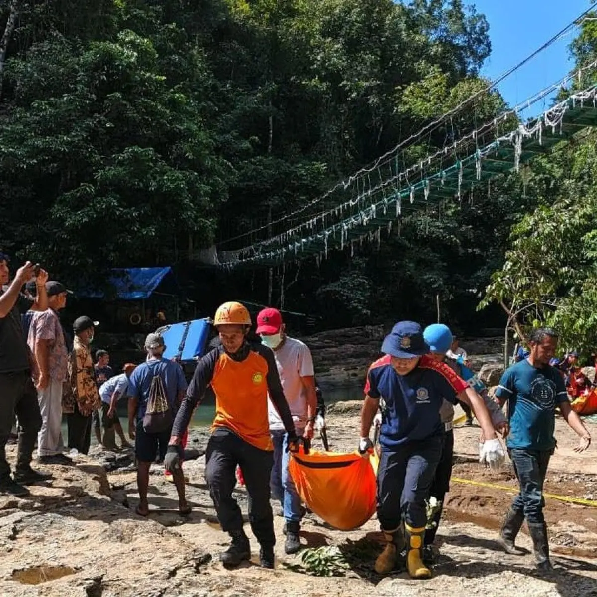 Dua Wisatawan Austria Tewas Tragis Jatuh dari Jembatan Gantung Menuju Air Terjun Cunca Wulang