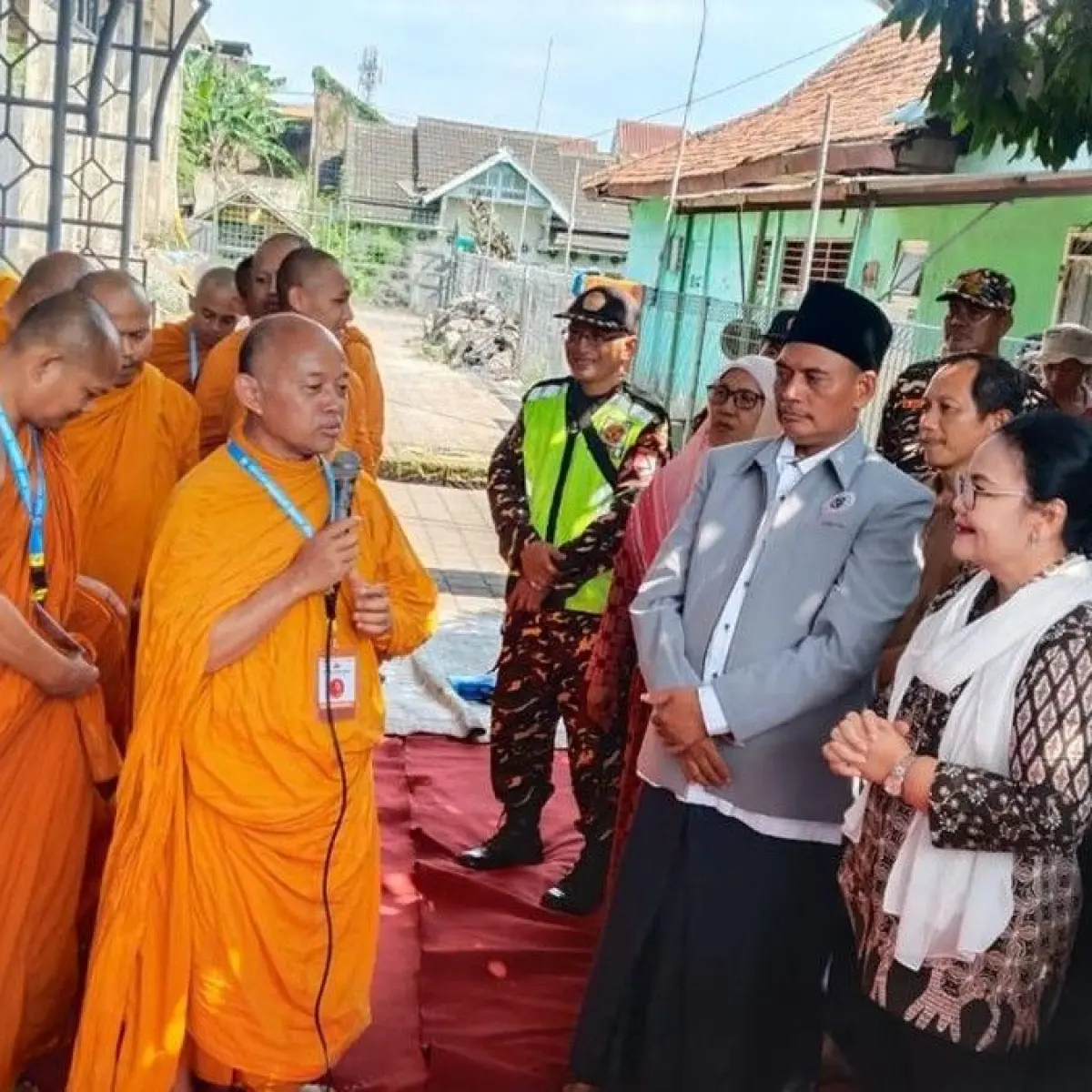 Semarang Jadi Titik Temu Spiritual: Wali Kota Sambut Penghormatan Biksu Thudong 'Walk for Peace' di Masjid Al Falah