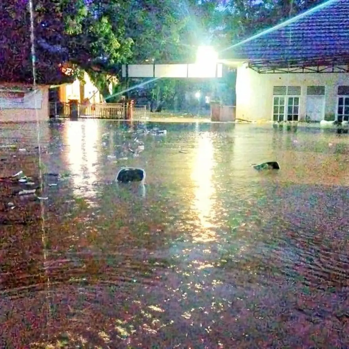 Debit Sungai Cipalabuhan Meluap, Permukiman dan Jalan Utama di Palabuhanratu Terendam Banjir Bandang