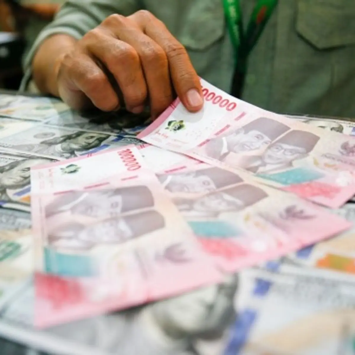 Sentimen Global Tekan Rupiah: Analisis Pergerakan Nilai Tukar Terhadap Dolar AS di Tengah Ketidakpastian Pasar