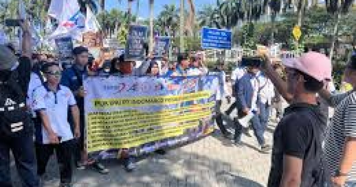 Tuntutan Pemenuhan Hak Ketenagakerjaan Menggema di Depan Kantor Pusat Indomaret PIK
