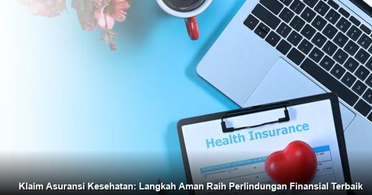 Konsultan keuangan profesional yang tersenyum sedang menjelaskan dokumen polis asuransi kepada sepasang suami istri di meja kantor yang rapi.