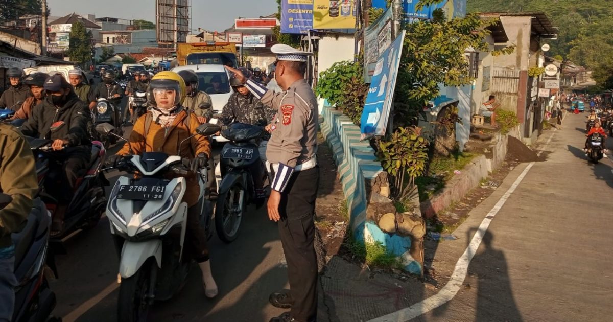 Anggota Polsek Ciampea Polres Bogor Laksanakan Pengaturan Lalu Lintas Pagi, Cegah Kemacetan dan Kecelakaan