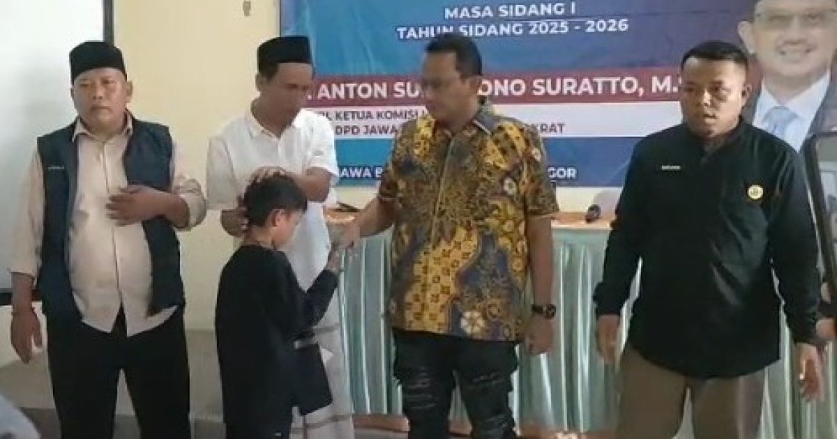 Anggota DPR RI H. Anton Sukartono Suratto di Desa Petir: Reses Sekaligus Santuni 40 Anak Yatim