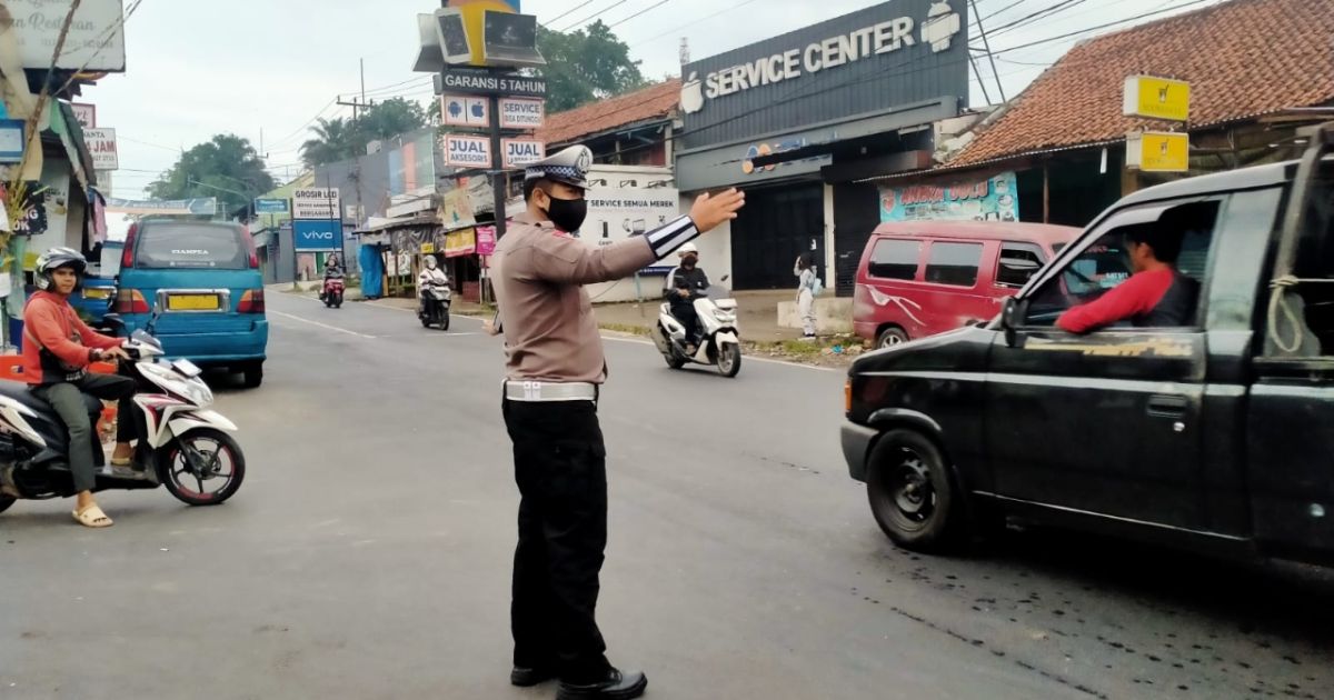 Polsek Ciampea Polres Bogor Laksanakan Pengaturan Lalu Lintas di Pagi Hari