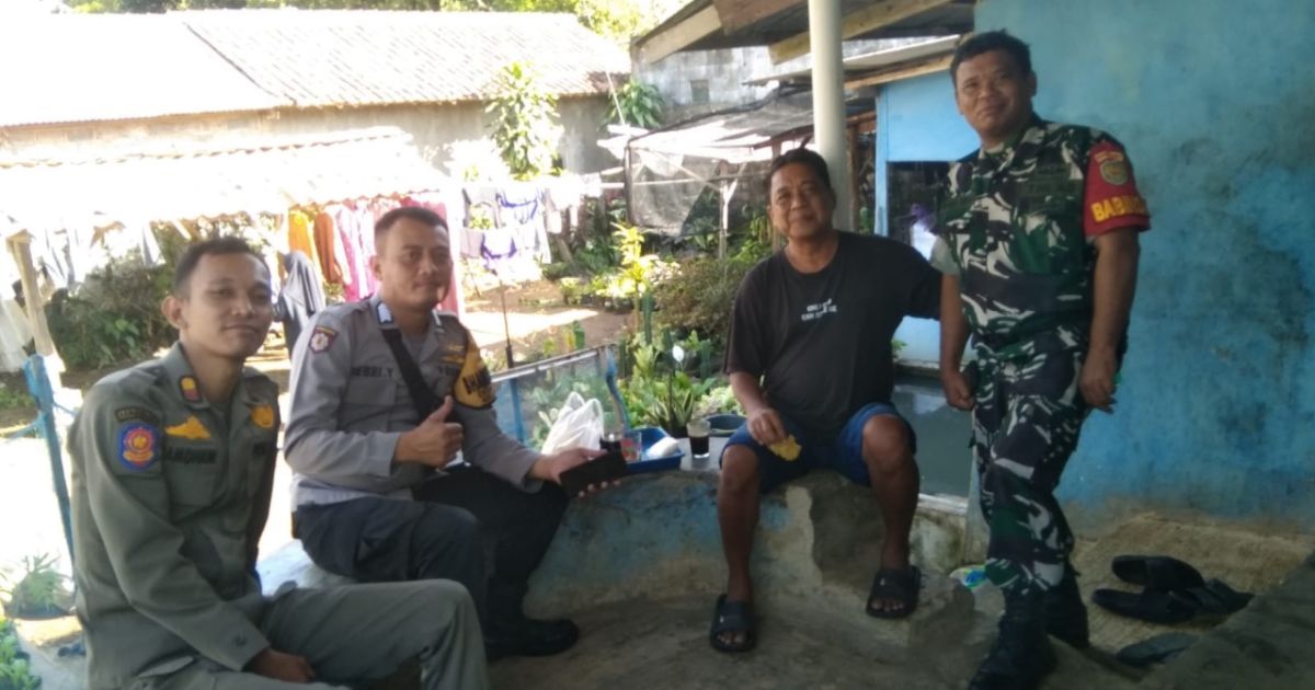 Sinergitas TNI–Polri, Bhabinkamtibmas Polsek Cijeruk dan Babinsa Sambang Warga di Desa Pasir Jaya