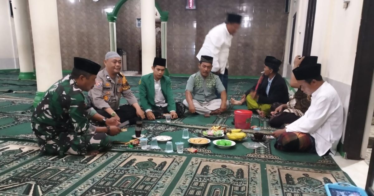 Sinergitas TNI - Polri, Bhabinkamtibmas Polsek Cijeruk Sambangi Warga di Desa Warung Menteng