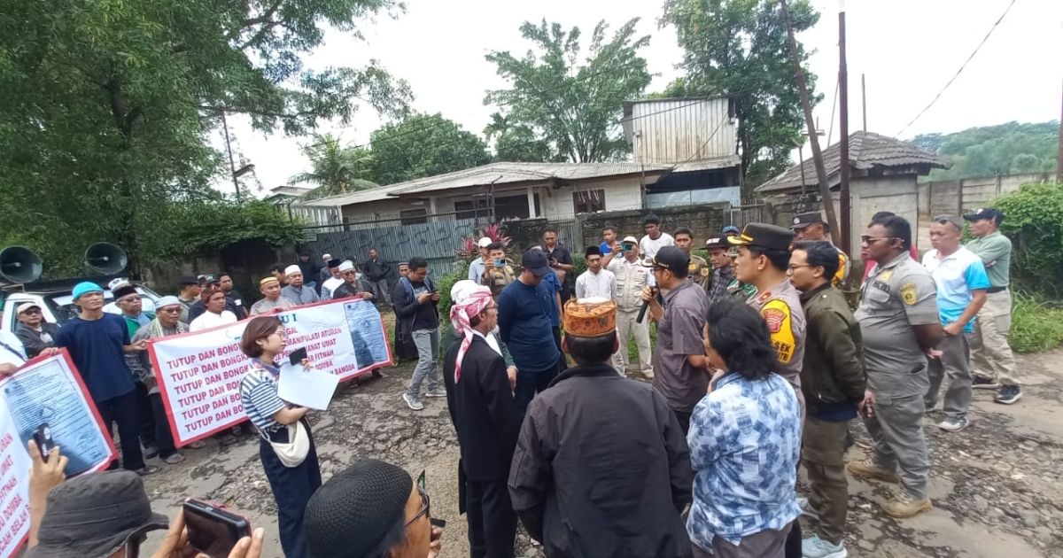 Aksi protes warga/Sengkarut IMB di Tlajung Udik, Warga Desak Ketegasan Pemda atas Pembangunan Gereja