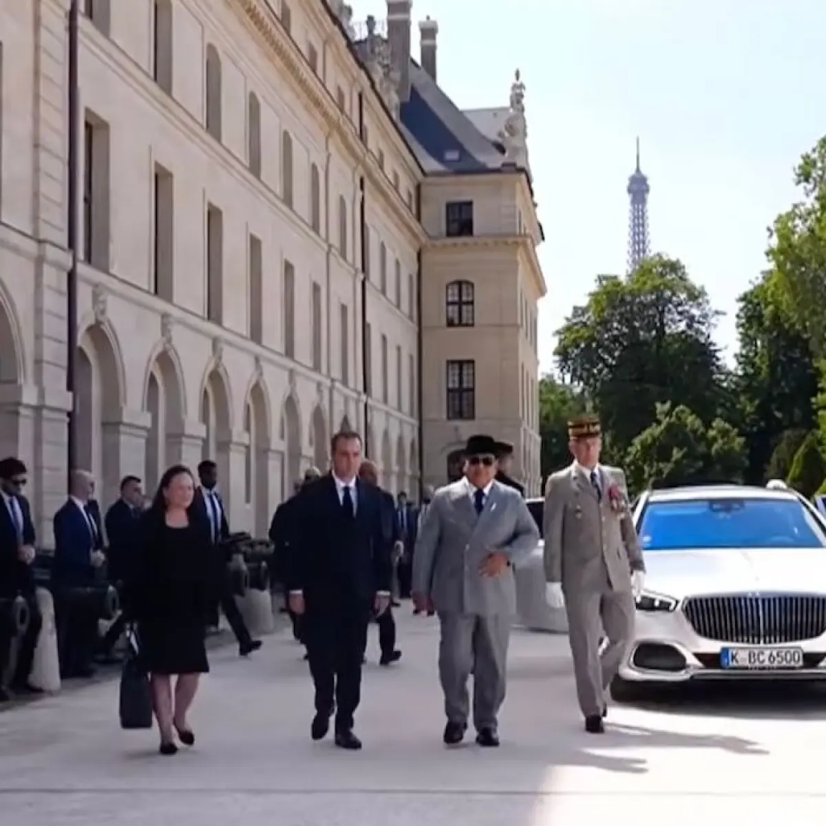 Pererat Kemitraan Strategis, Prabowo Disambut Hangat oleh Emmanuel Macron di Istana Elysee
