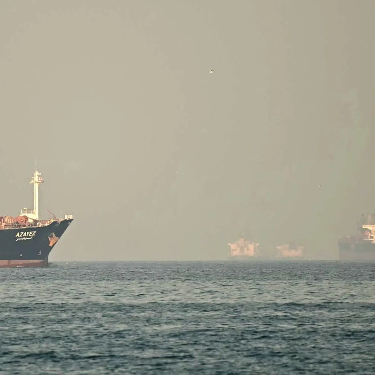 Ketegangan Maritim Meningkat: Iran Luncurkan Tembakan Peringatan ke Kapal Asing di Selat Hormuz