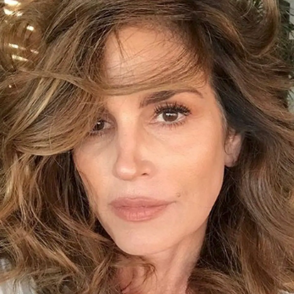 Rahasia Terungkap: Cindy Crawford Bertahun-tahun Perjuangkan Blepharoptosis yang Mengancam Karier Modelingnya
