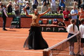 Kilau Emas Naomi Osaka di Lapangan Tanah Merah Roland Garros: Ketika Mode Bertemu Prestasi Tenis