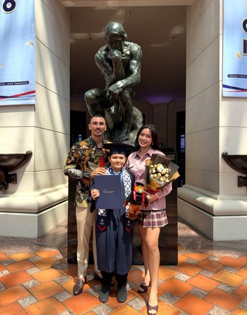 Momen Kebanggaan Orang Tua Selebriti: Gaya Busana Penuh Makna Saat Mendampingi Anak Wisuda
