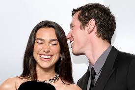 Babak Baru Asmara Selebriti: Dua Lipa dan Callum Turner Resmi Menikah dalam Upacara Tertutup di London