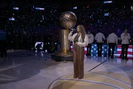 Harmoni Vokal Tori Kelly Membuka Panggung Final NBA 2026: Adu Tanding Spurs vs Knicks Dimulai
