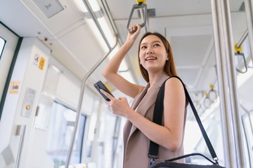 Taktik Jitu Komuter Ibu Kota Hadapi Sengatan Matahari Saat Perjalanan Pagi
