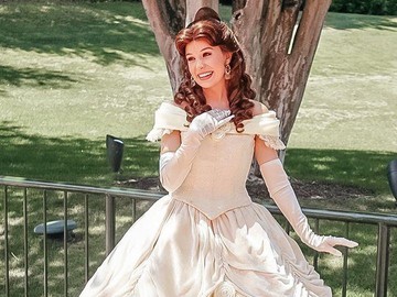 Menguak Realitas di Balik Senyum Putri Kastil: Kisah Para Pemeran Karakter Disney