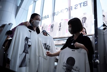 Mengurai Euforia Fesyen: Mengapa Baju Baru Selancar Terapi Instan untuk Jiwa?