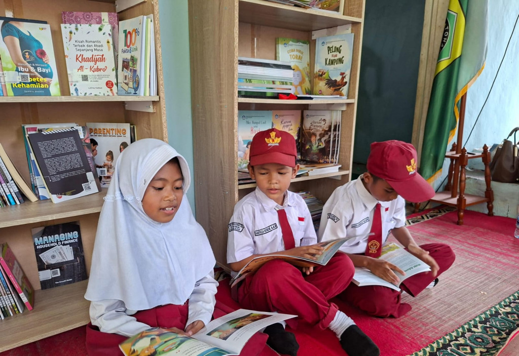 Inisiatif Despi Kobarkan Semangat Membaca di Komunitas Lereng Pasir Buncir