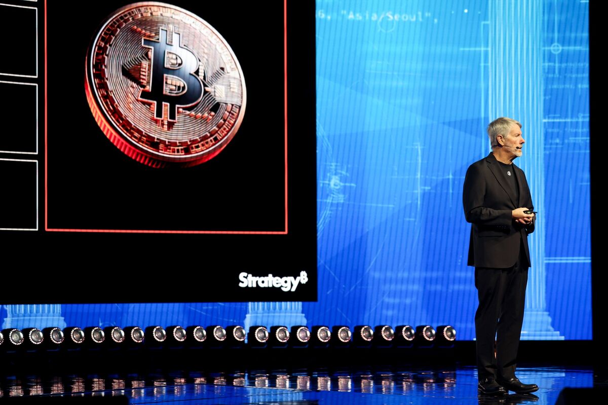 MicroStrategy Reboots Aggressive Bitcoin Buying Strategy After Brief Treasury Sale Interruption