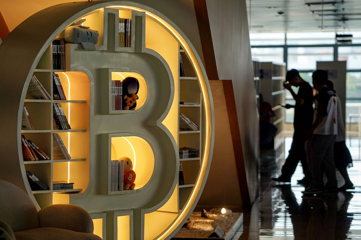 Bitcoin Crashes Below $60,000 Threshold; Marking Most Tumultuous Week Since FTX Implosion