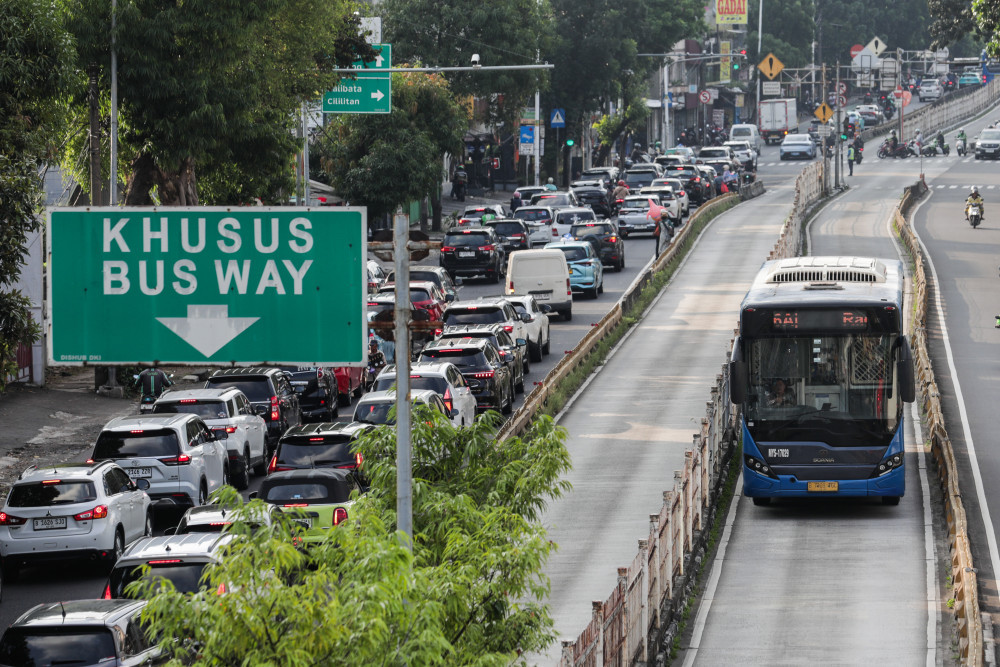 Dampak Demo Mahasiswa di Jakarta: Panduan Terbaru Penyesuaian Rute Transjakarta dan MRT