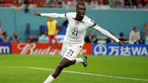 Mengapa Penyerang AS, Timothy Weah, Kini Diperbandingkan dengan Sang Legenda Sepak Bola Brasil, Pelé?