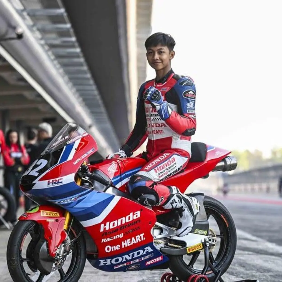 Sensasional! Kiandra Ramadhipa Bawa Bendera Merah Putih ke Puncak Podium Moto3 Junior Portugal