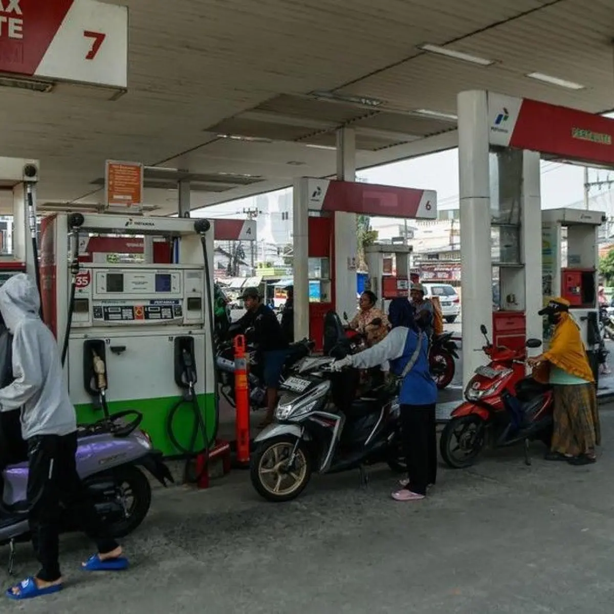 Pertamax Price Hike Sparks Rush: Indonesian Motorists Shift to Subsidized Pertalite Fuel