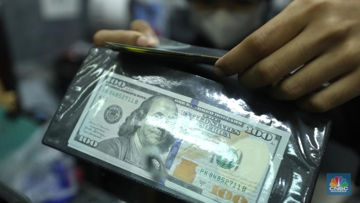 Bank Sentral Pangkas Batas Transaksi Dolar Tunai Tanpa Bukti Pendukung Menjadi USD10.000 per 2026