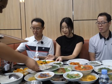Pesona Otentik Nasi Padang Tarik Keluarga Publik Figur Korea Jelajahi Kekayaan Rasa Nusantara