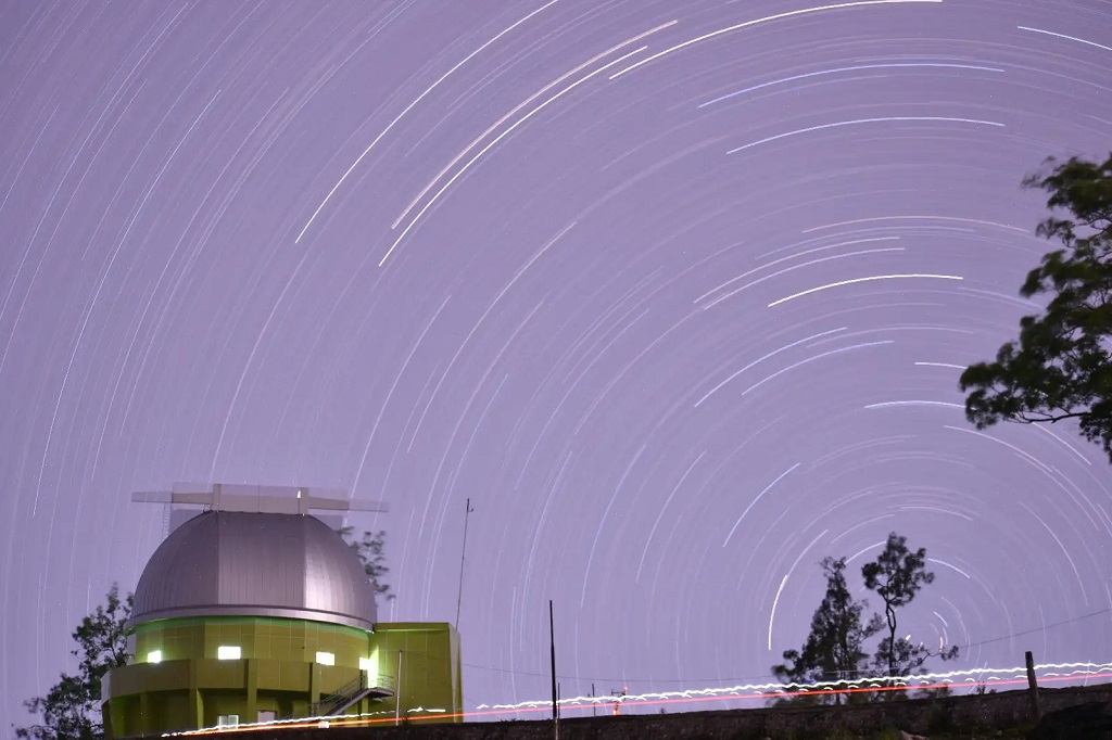 Menangkap Perputaran Bumi: Teknik Astrofotografi Ungkap Jejak Cahaya Bintang 10 Jam di Langit NTT