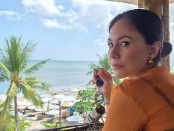 Momen Kehangatan Keluarga Wulan Guritno di Tengah Liburan Eksklusif Pulau Dewata