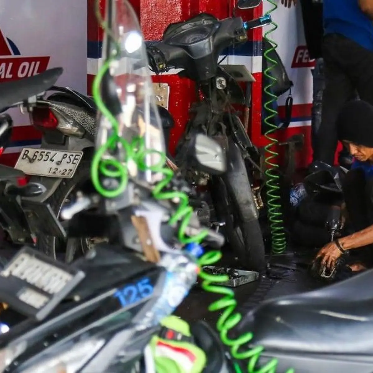 Rupiah Slump Hits Bekasi Auto Repair Shops as Soaring Dollar Fuels Component Price Hikes