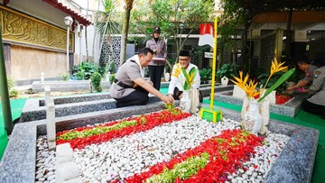 Mengenang Jejak Kebangsaan: Kapolri Ziarah ke Makam Gus Dur Sambut HUT Bhayangkara ke-80