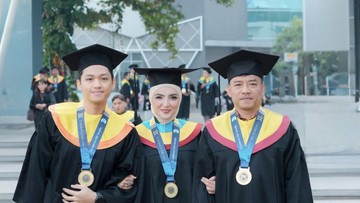 Momen Hangat Keluarga Anang Hermansyah Rayakan Kelulusan Akademik Azriel