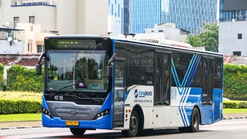 Bus Transjakarta Pecah Pembatas Jalur di Cikoko, Arus Lalu Lintas MT Haryono Lumpuh Pagi Ini