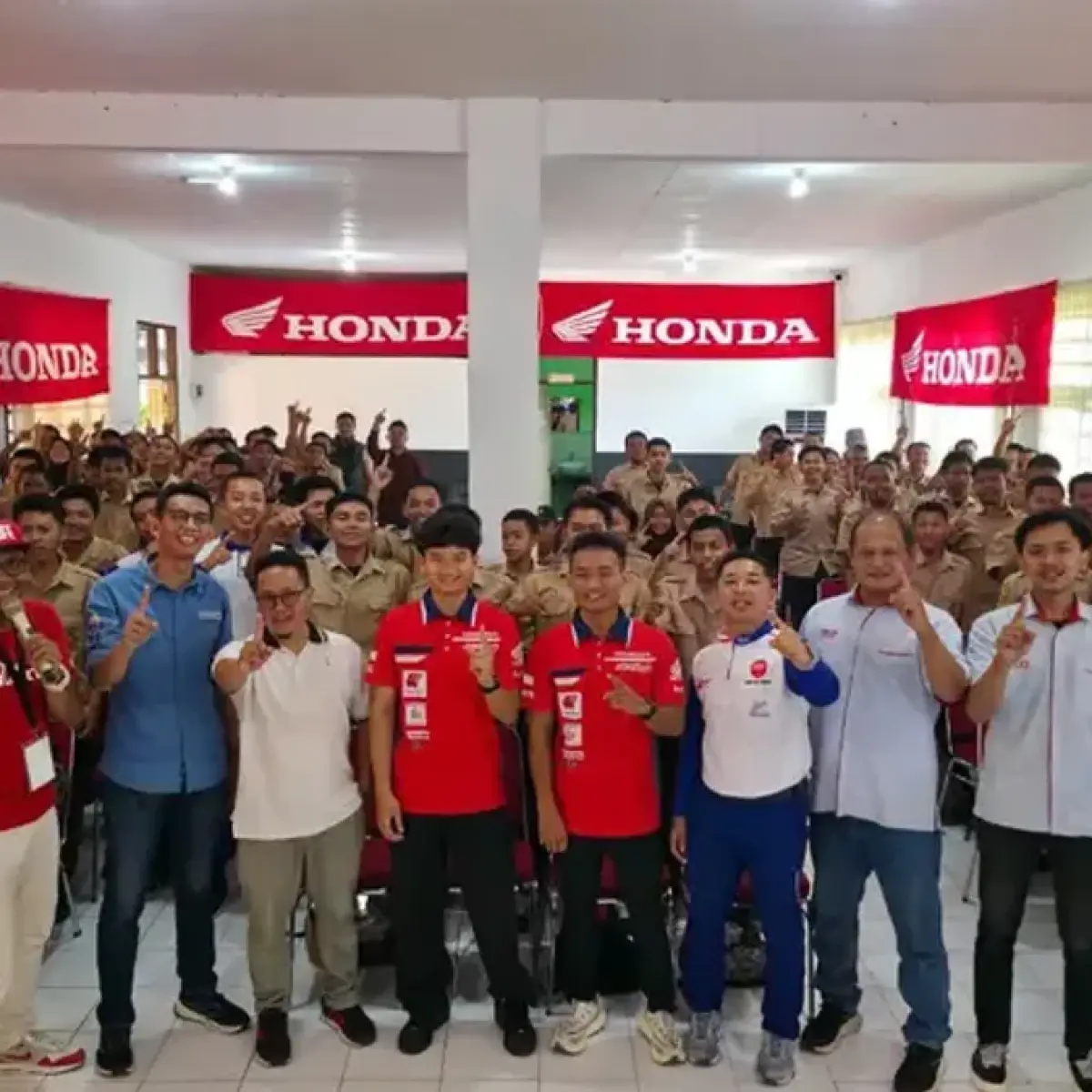 Racing Icons Inspire Future Mechanics: AHRT Stars Share Professional Secrets at Tasikmalaya School Event