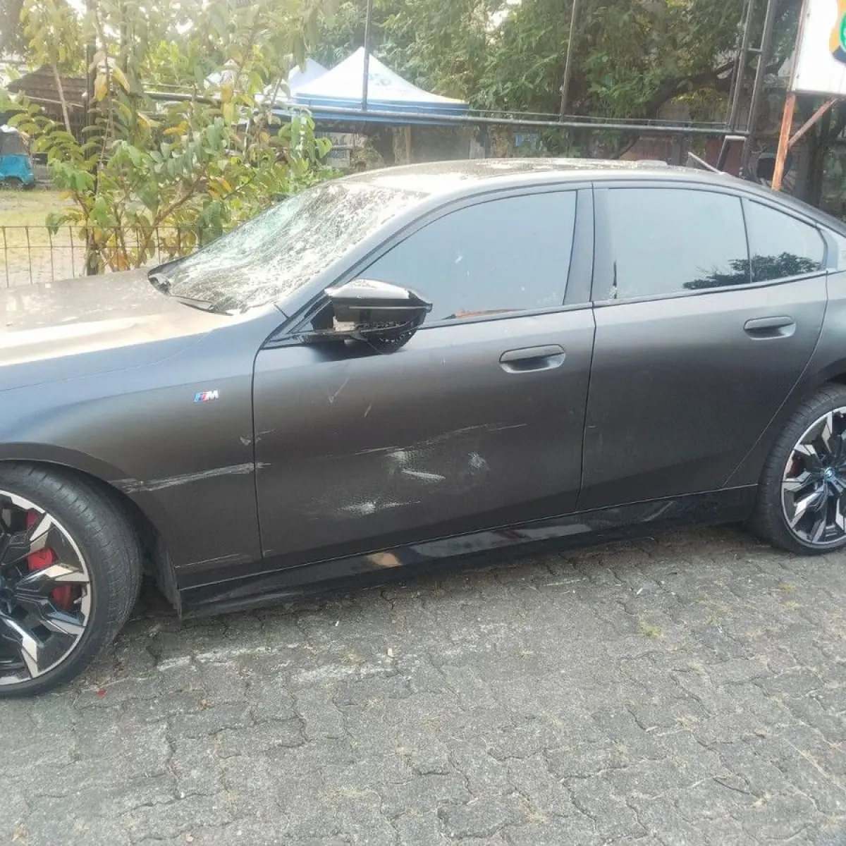 Luxury Electric Vehicle Attacked by Mob in West Jakarta Following Alleged Hit-and-Run Incident