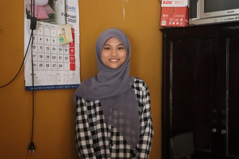 Tekad Baja Nurma: Kisah Siswi Peraih Beasiswa Penuh UGM dari Kerja Keras Subuh Menjadi Pedagang Kacang