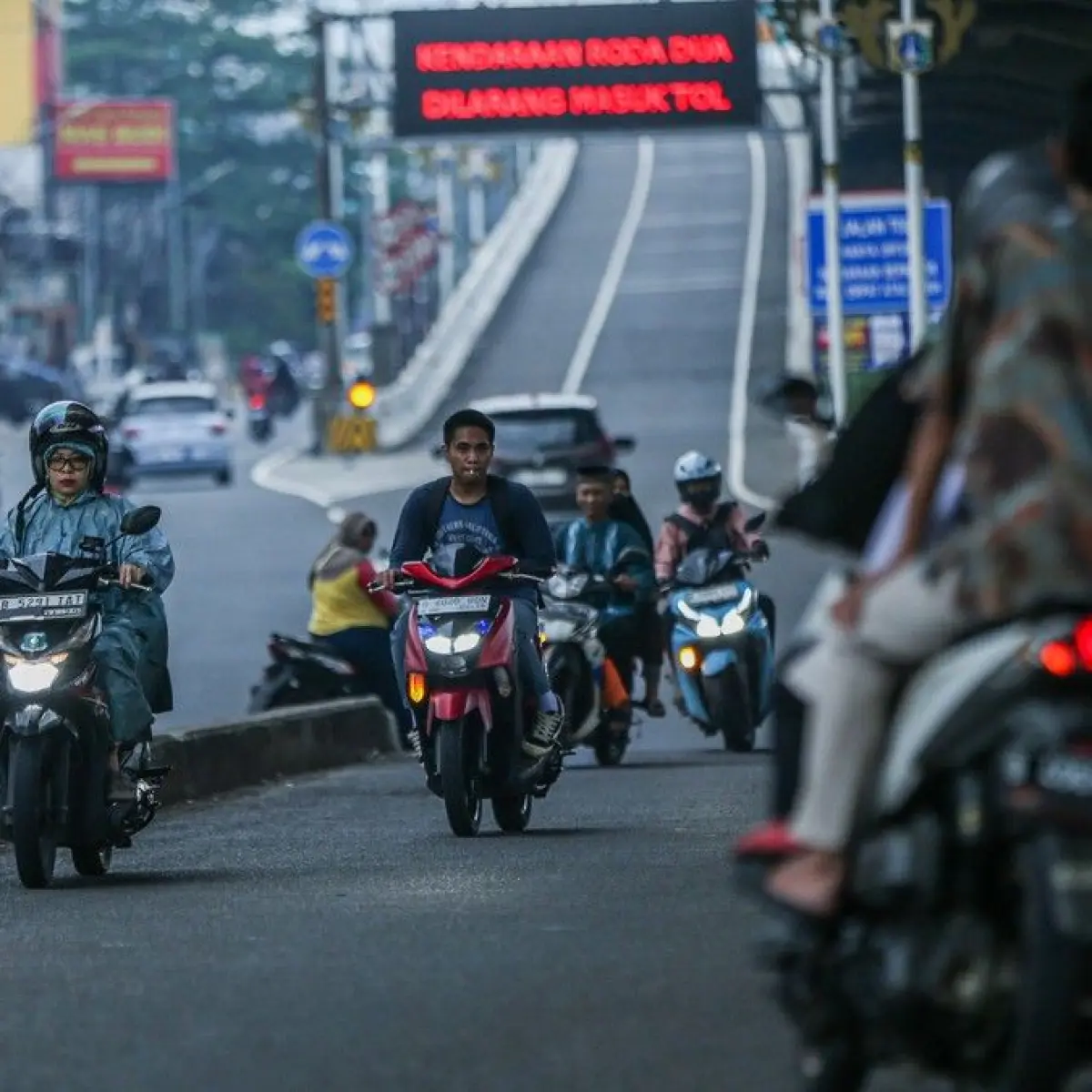 Severe Penalties Await Indonesian Motorists Defying Traffic Flow: Jail Time and Steep Fines Threatened