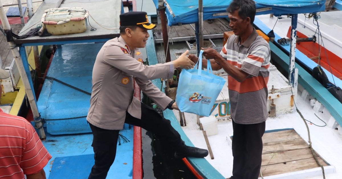 Polres Kepulauan Seribu Tebar Kebaikan di Untung Jawa Jelang HUT Bhayangkara ke-80