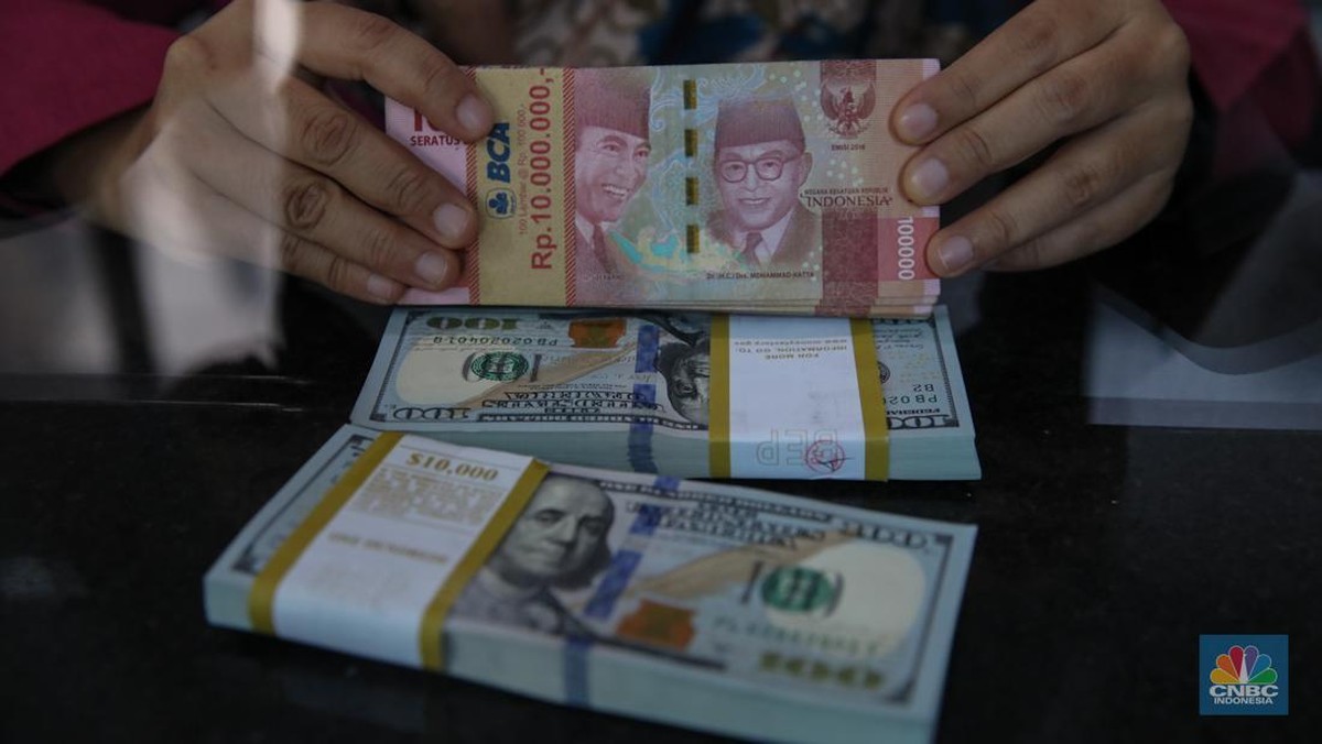 Menguat Jelang Akhir Pekan, Rupiah Bertahan di Bawah Rp18.000 Berkat Sentimen Indeks Dolar AS